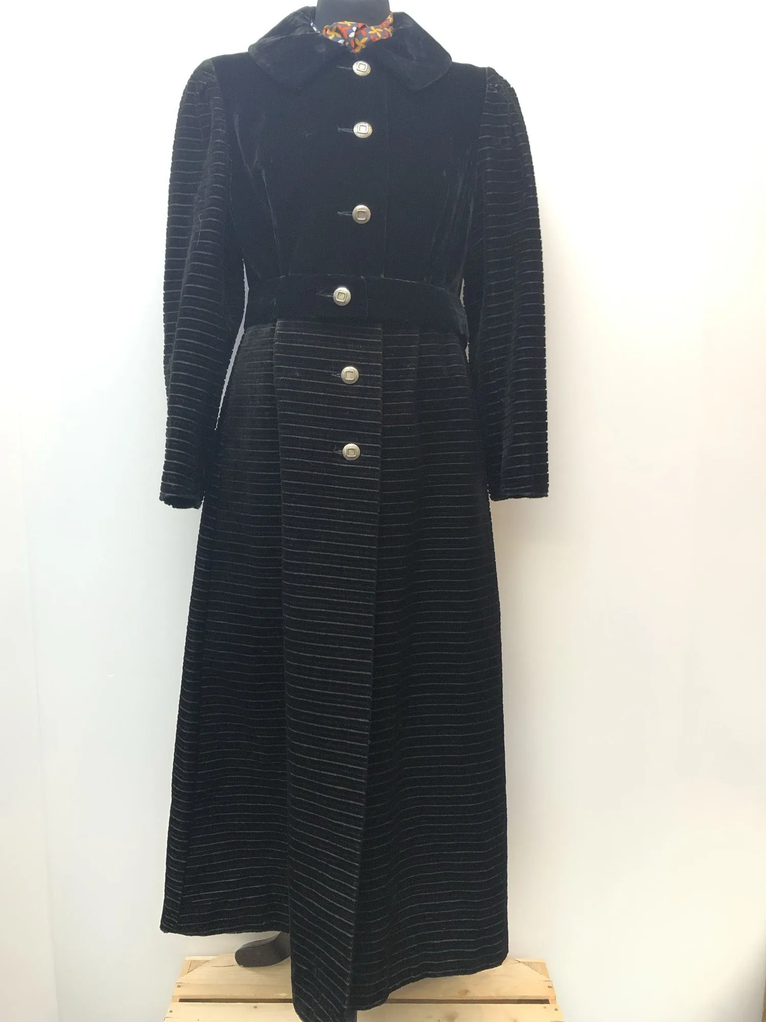 1960s Velvet Coat in Black - Size 12-14